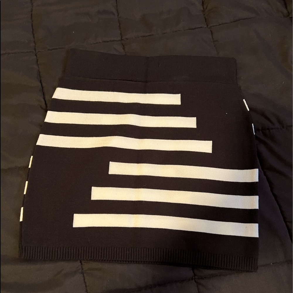 Size large thin sweater papaya skirt